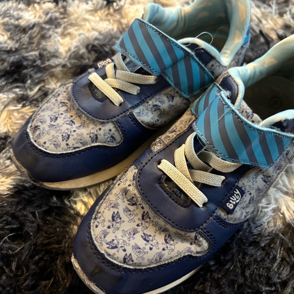 Boy’s Bluey and Bingo Sneakers - Picture 3 of 6